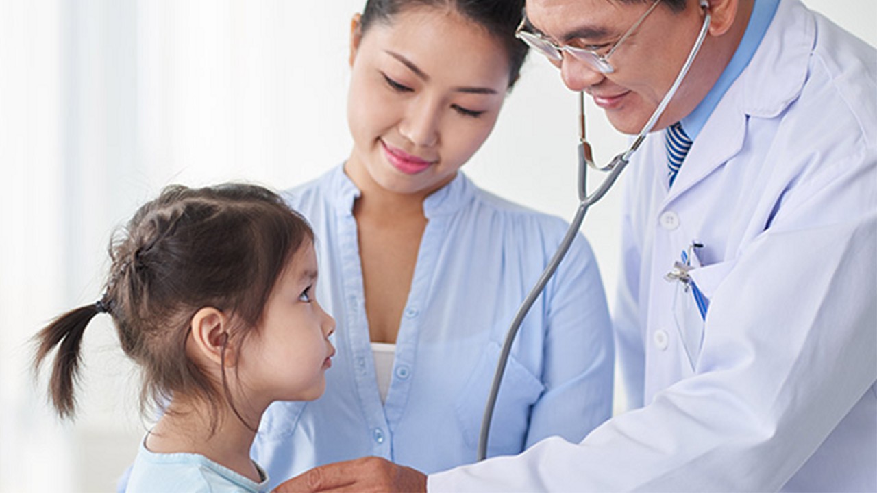 A kid visits doctor with her mother.