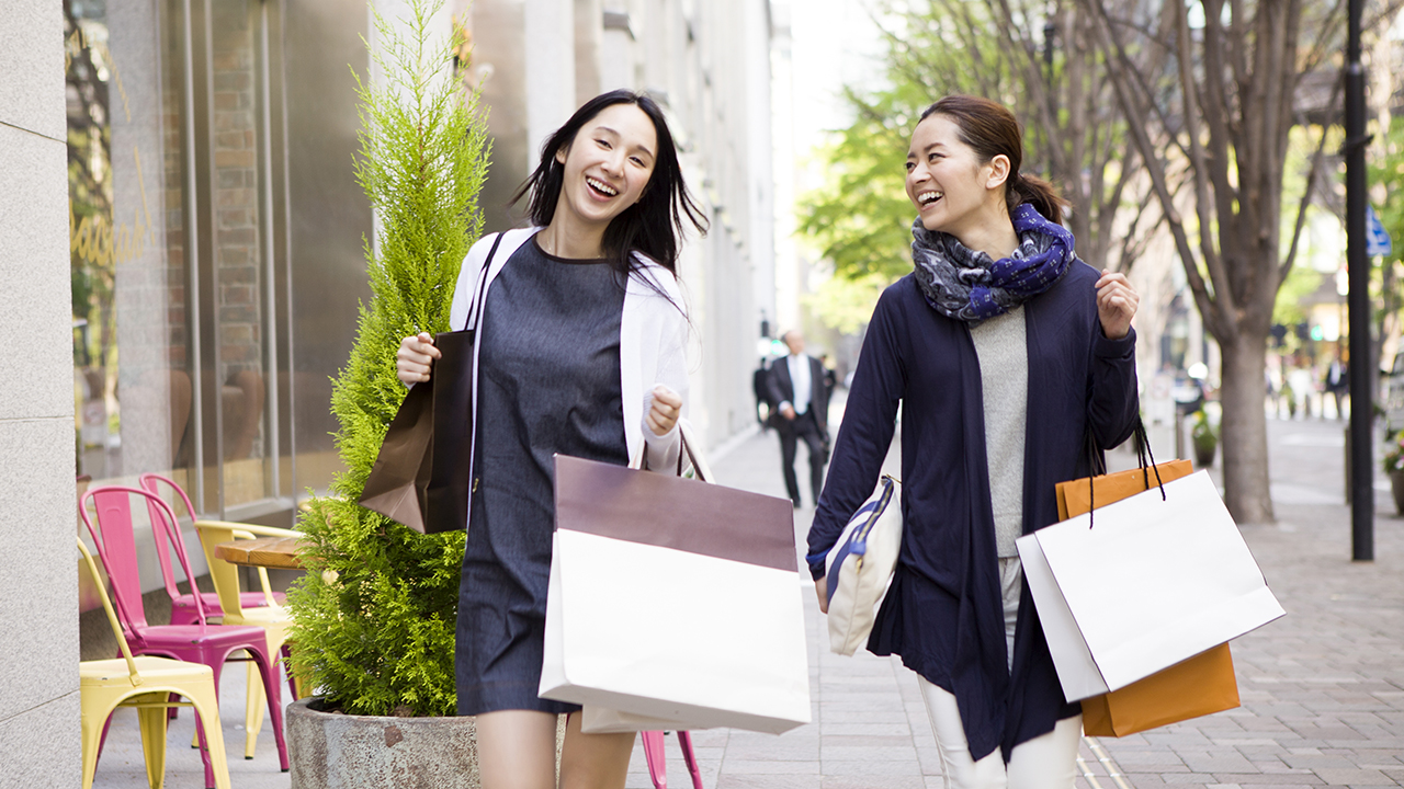 两位女士在购物；图片使用于更多汇丰新加坡信用卡推广优惠