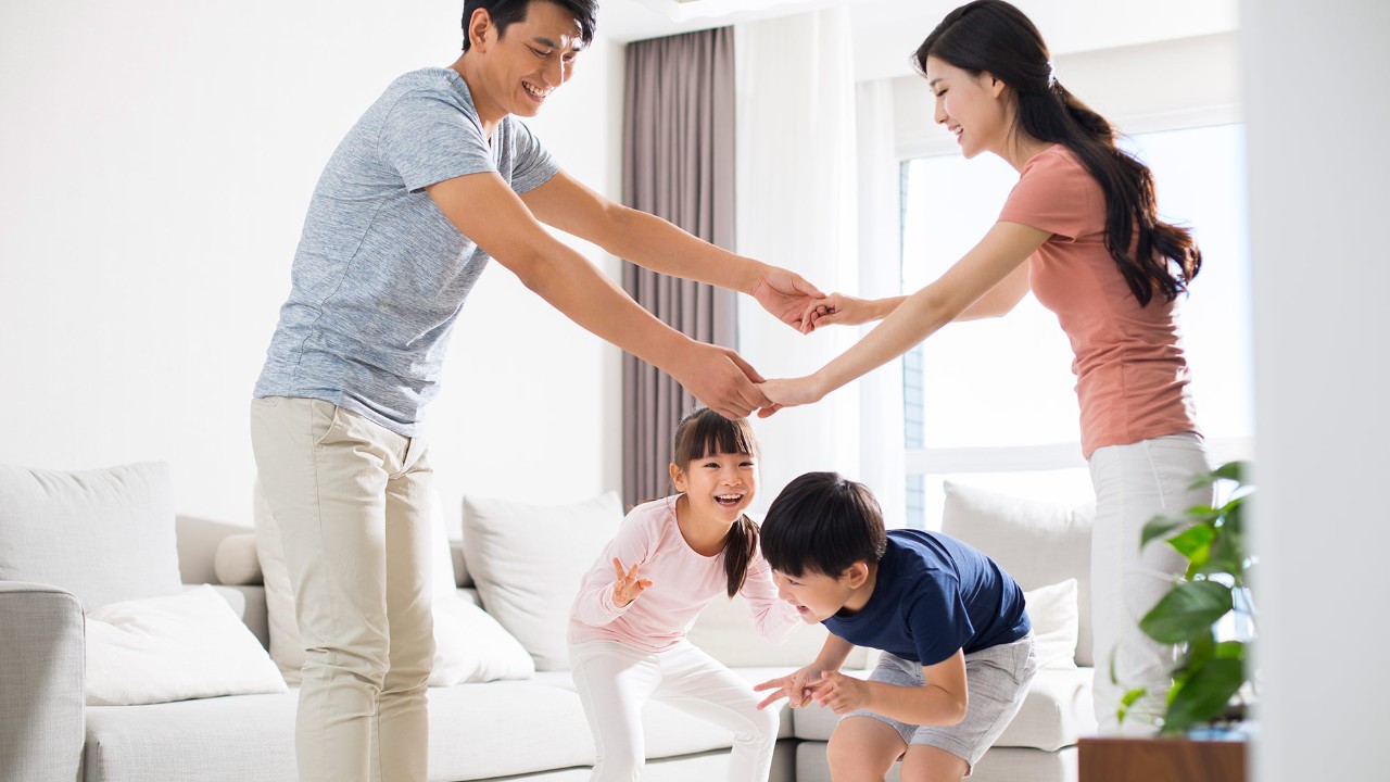 一家人一起玩耍；图片使用于汇丰新加坡房屋贷款推广。