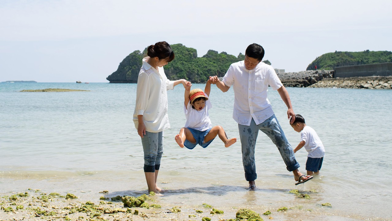 一家人在海滩上玩耍；图片使用于汇丰国际医疗保险。