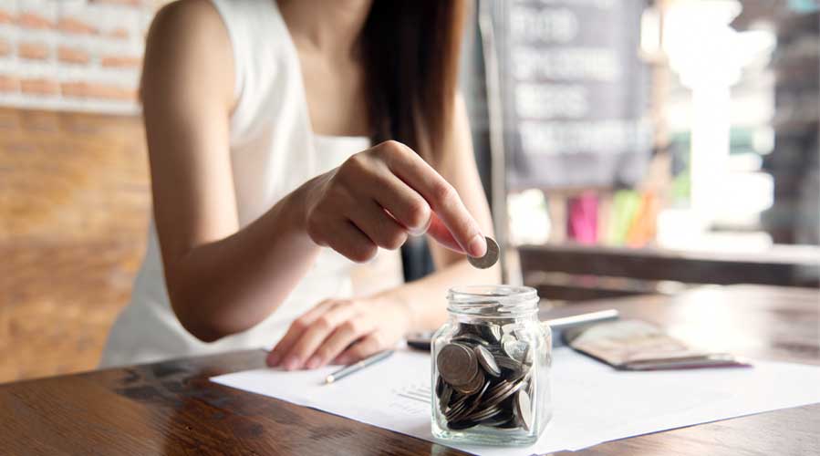 Woman saving her money ; image used for HSBC Singapore how to start building your savings article. 