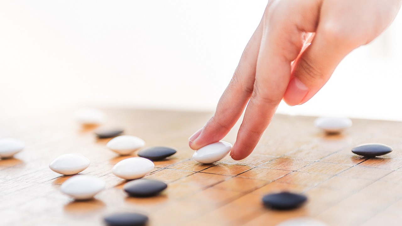 Playing Go with a winning strategy; image used for HSBC Singapore Wealth Portfolio Plus.