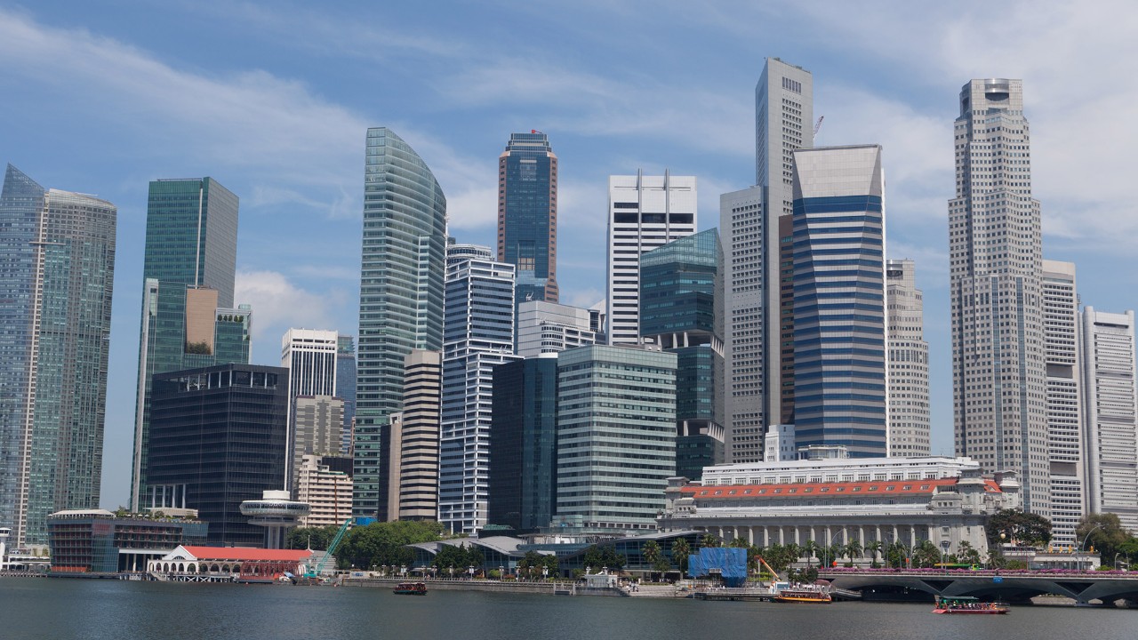 新加坡天际线；图片使用于汇丰新加坡分行柜台