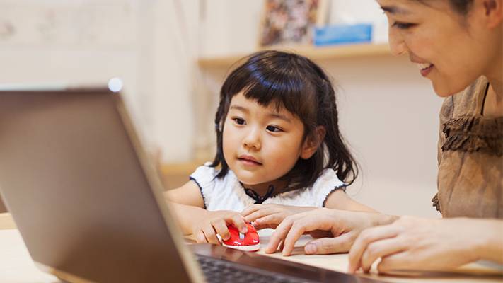 Mother is teaching daughter to use computer, image used for HSBC Mortgage to SmartMortgage