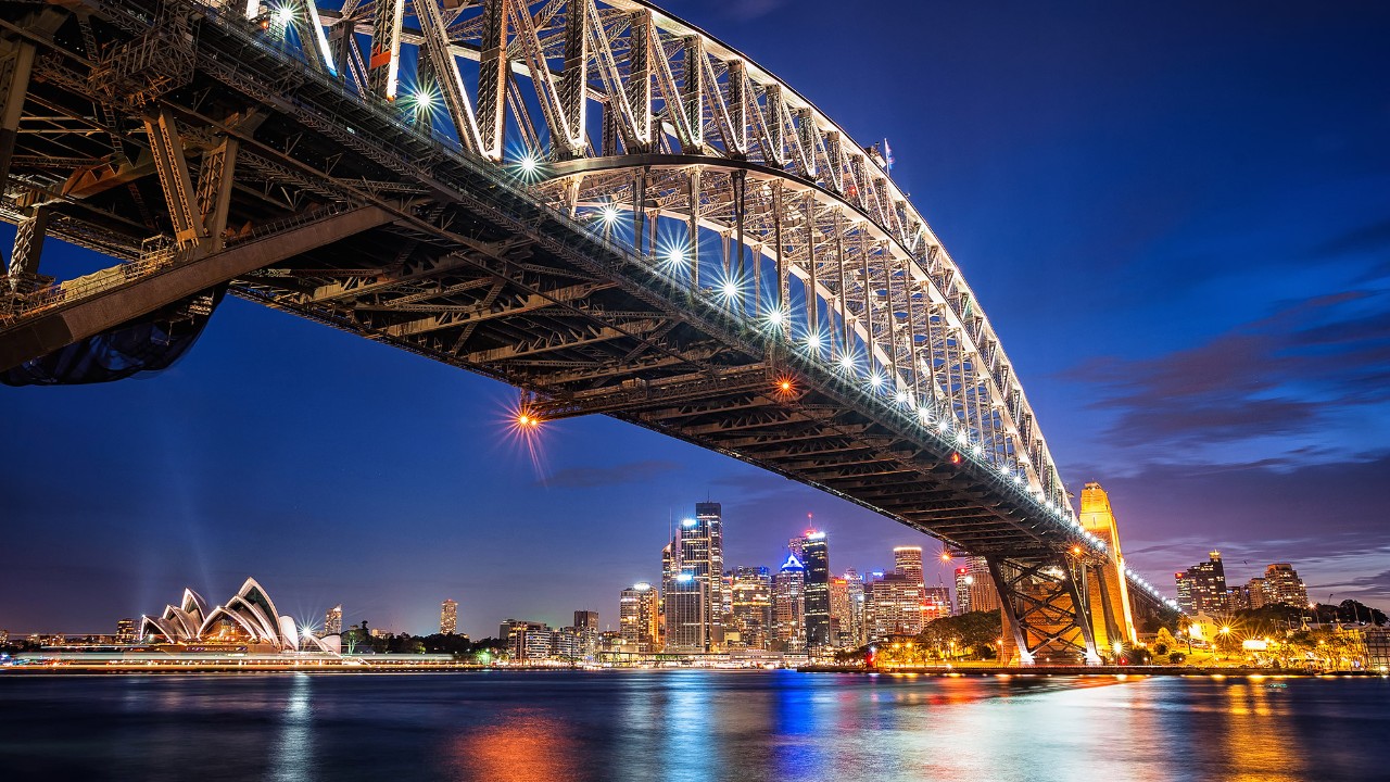 A city at night time; image used for HSBC Singapore Worldwide Transfer Service