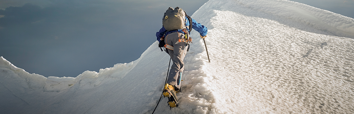 Climber on snowy mountain ridge; image used for HSBC Singapore article Practical tips for successful investing. 