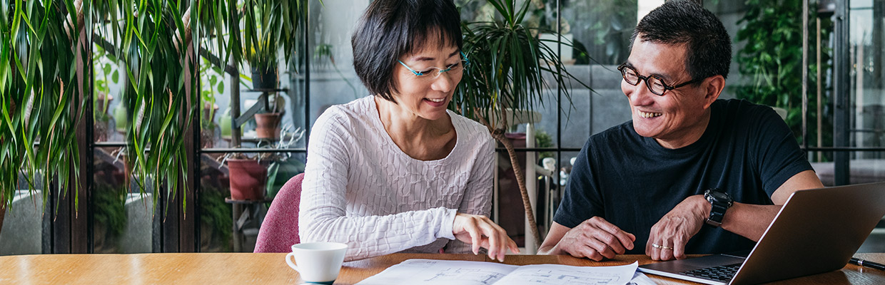 A couple is having conversation about documents, image used for HSBC Singapore Bill Payment