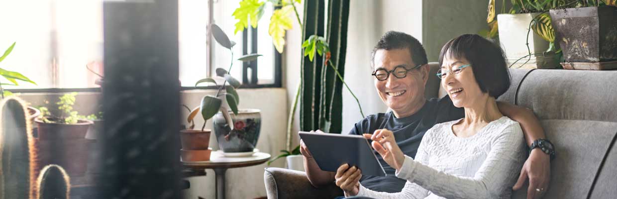 Elderly couple using a digital tablet; image used for HSBC Singapore Retirement.