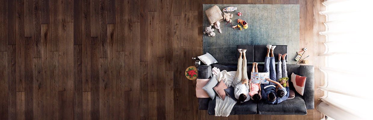 A family are on a sofa; image used for HSBC Singapore Premier Mastercard