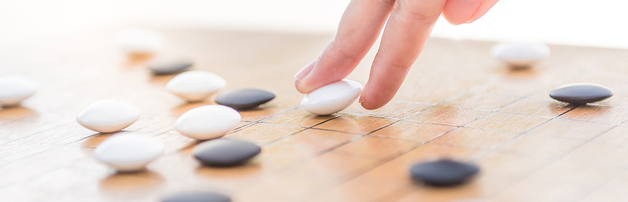 Playing Go with a winning strategy; image used for HSBC Singapore Wealth Portfolio Plus.