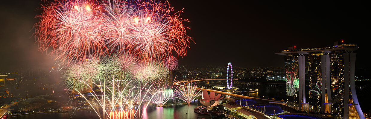 夜晚新加坡城市和海港上空的烟花；图片使用于汇丰新加坡外籍雇员文章新加坡十大必看节日页面。