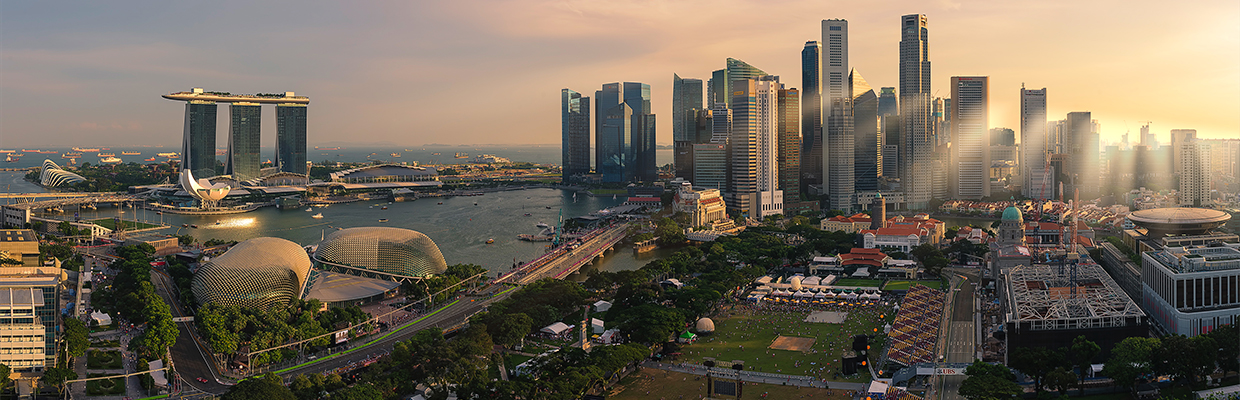 日出下新加坡的城市轮廓，图片使用于汇丰新加坡外汇交易页面。