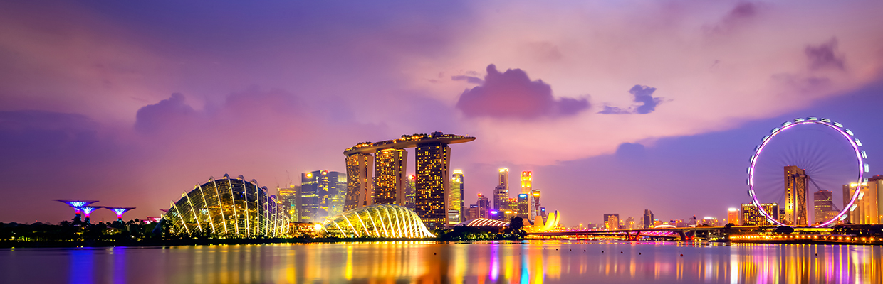 夕阳下的新加坡，灯光映在水面上；图片使用于汇丰新加坡外籍雇员指南。