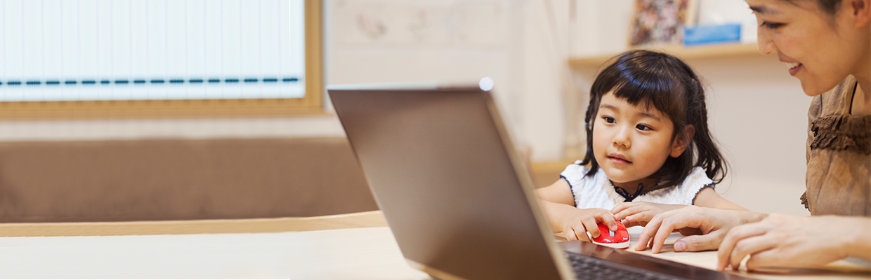  Mother is teaching daughter to use computer, image used for HSBC SmartMortgage Product Page