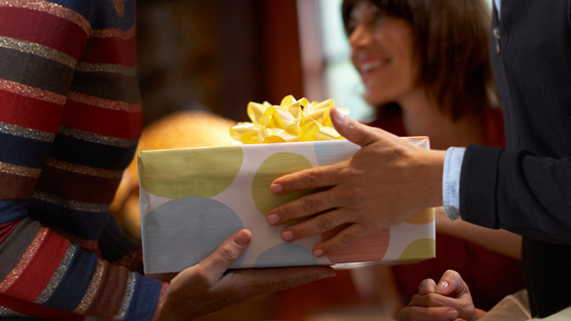 两个人在交换礼物；图片使用于汇丰新加坡Premier Mastercard信用卡