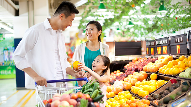 A family are buying groceries