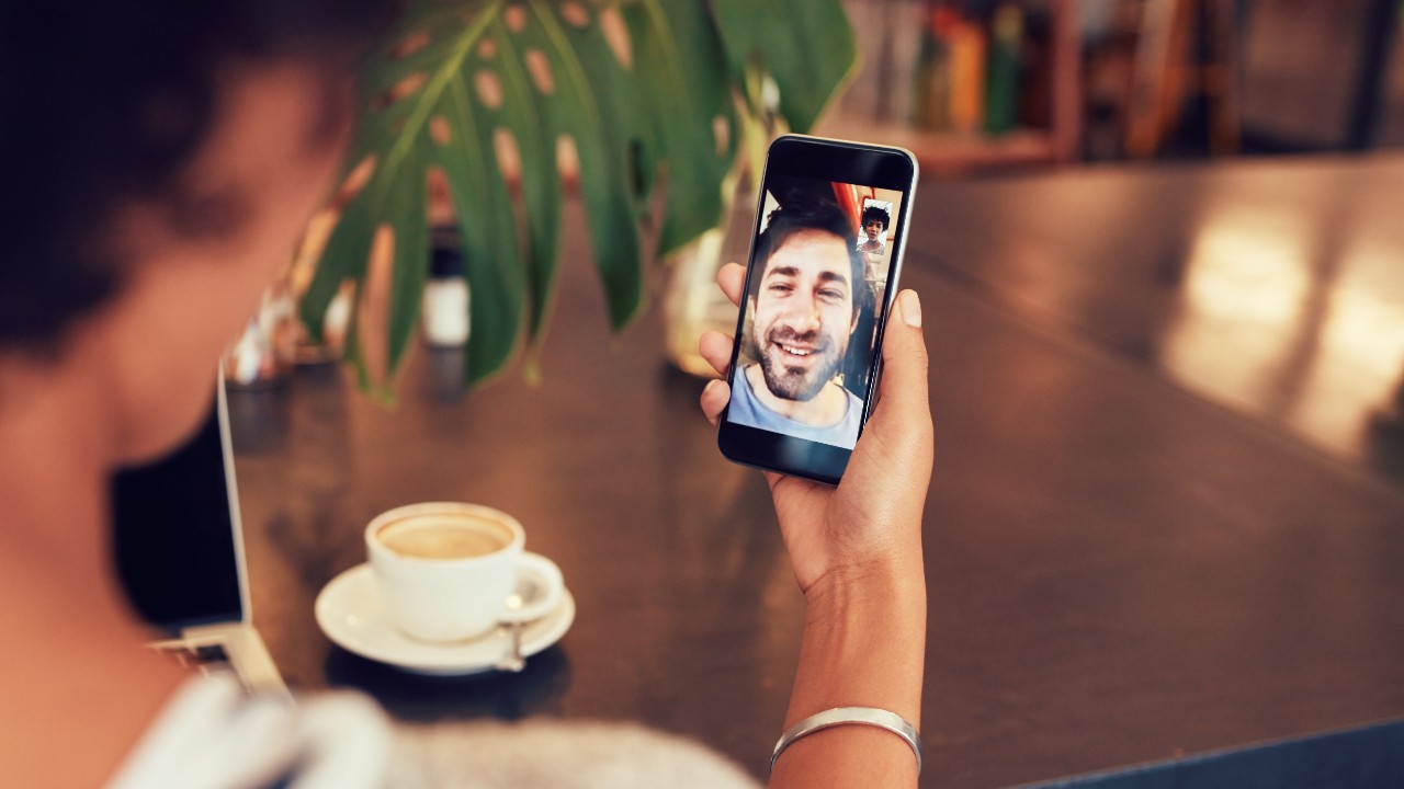A woman is video chatting on her phone; image used for HSBC Singapore Stay connected as soon as you arrive in Singapore article