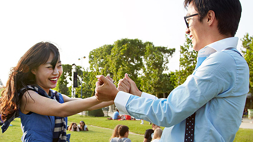 A couple is in front of the Eiffel Tower; image used for HSBC Singapore Personal Line of Credit.