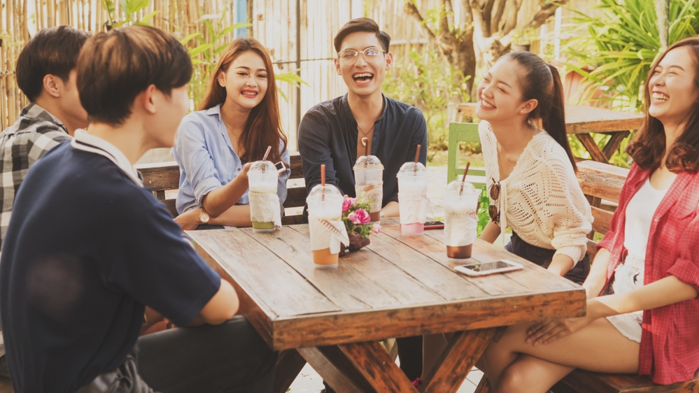 一群朋友在Potong Pasir的咖啡馆相聚；图片使用于再探索Potong Pasir