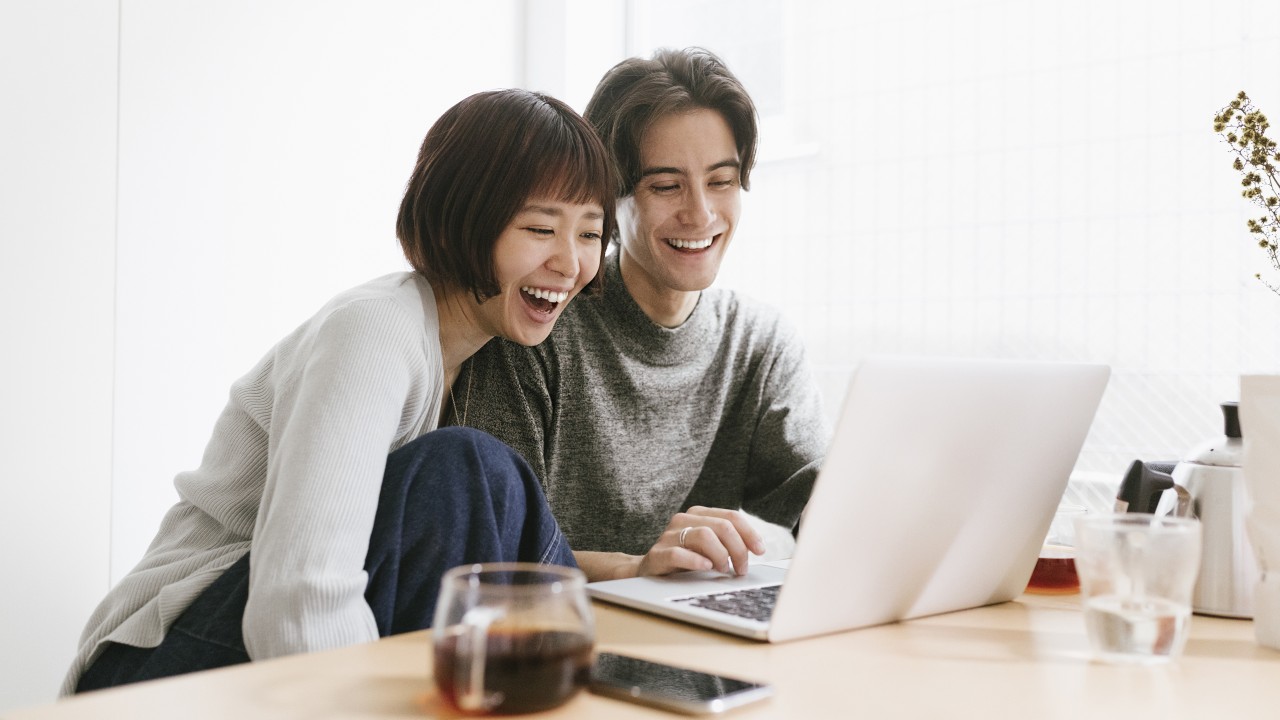 Couple using laptop together; image used for HSBC 5 questions to kick-start your retirement planning article page.