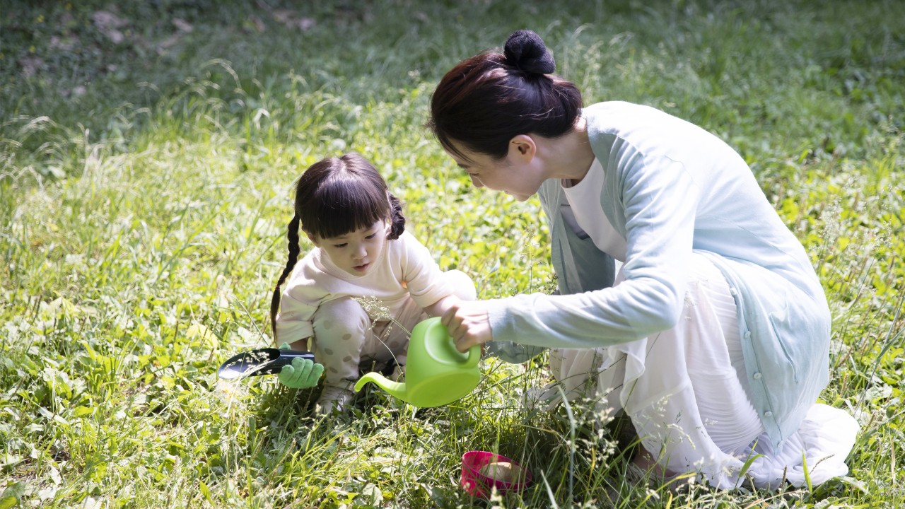 母女二人一起在花园里劳作；图片使用于汇丰“聚焦ESG：可持续投资”。
