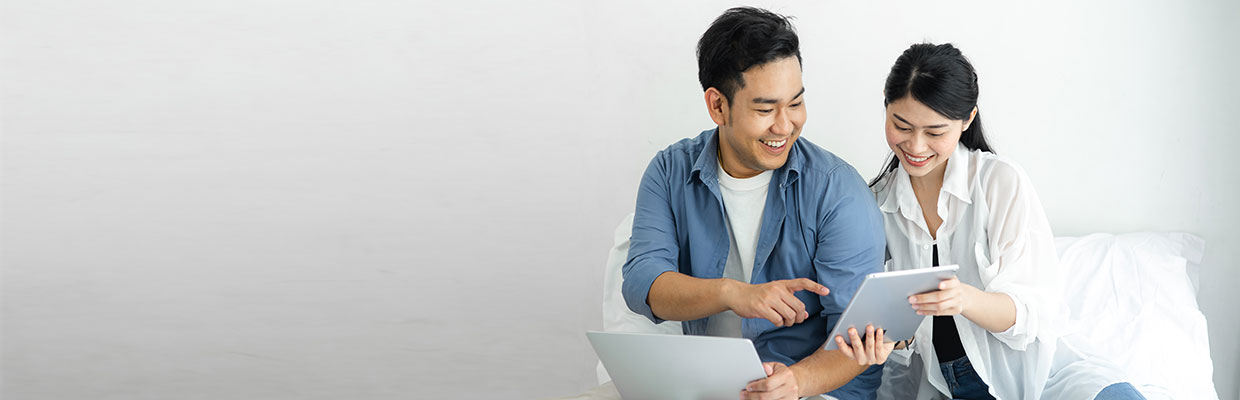  Couple using tablet; image used for HSBC Singapore Active vs passive investing article page.