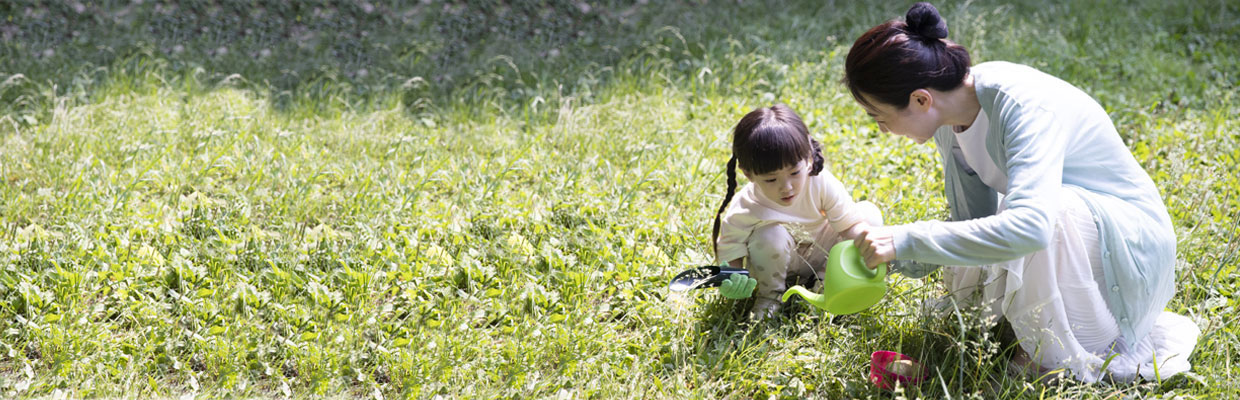 Mother and daughter gardening together; image used for HSBC Spotlight on ESG Sustainable investing.